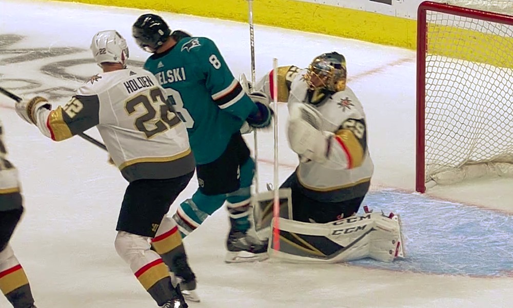 San Jose Sharksin Joe Pavelski ohjasi kiekon naamallaan maaliin pudotuspeliavauksessa Vegas Golden Knightsia vastaan.