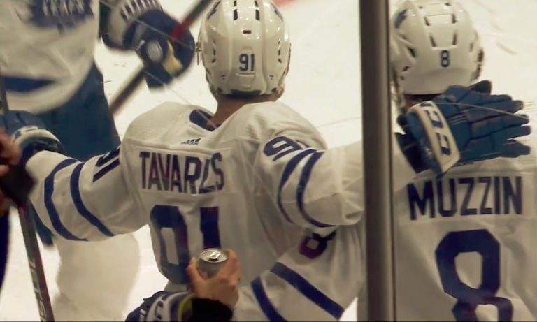 Toronto Maple Leafsia edustava John Tavares kuunteli kaikessa rauhassa, kun New York Islandersin fani haukkui hänet pystyyn.
