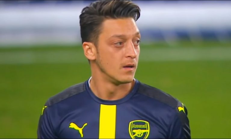 Mesut Özil suutahti jouduttuaan vaihtopenkille.