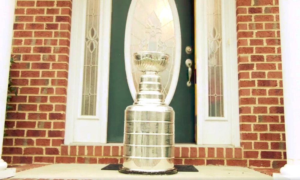 Mitä Stanley Cup-pokaalin yllätysvisiitti tekee tavikselle? Video kertoo enemmän kuin tuhat sanaa.