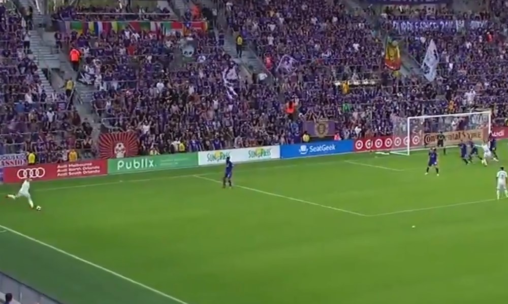Wayne Rooney laukoi silmiä hivelevän maalin vapaapotkusta.