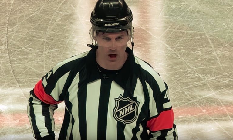 NHL-tuomari Wes McCauley kiroili ja sai jäätävän kommentin Jamie Benniltä.