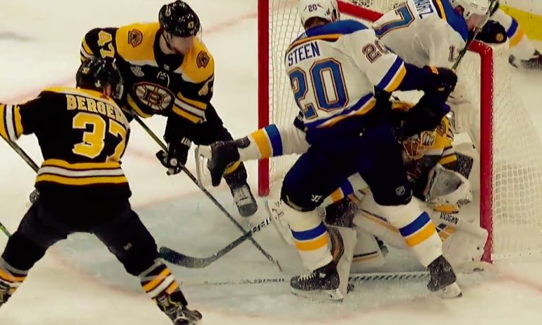 Boston Bruinsin Tuukka Raskin yli ajeltiin kahdesti St. Louis Blues -pelaajien toimesta, kevään toisessa Stanley Cup -finaaliottelussa.