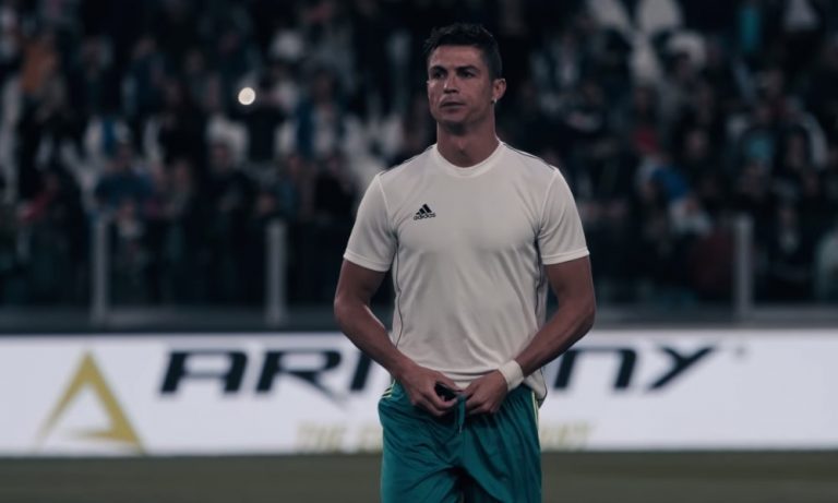 Cristiano Ronaldo juhli maalia tavaramerkkituuletuksella.