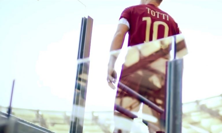 Francesco Totti teki huikean puolen kentän maalin futsal-pelissä, joka pelattiin Kuwaitissa.