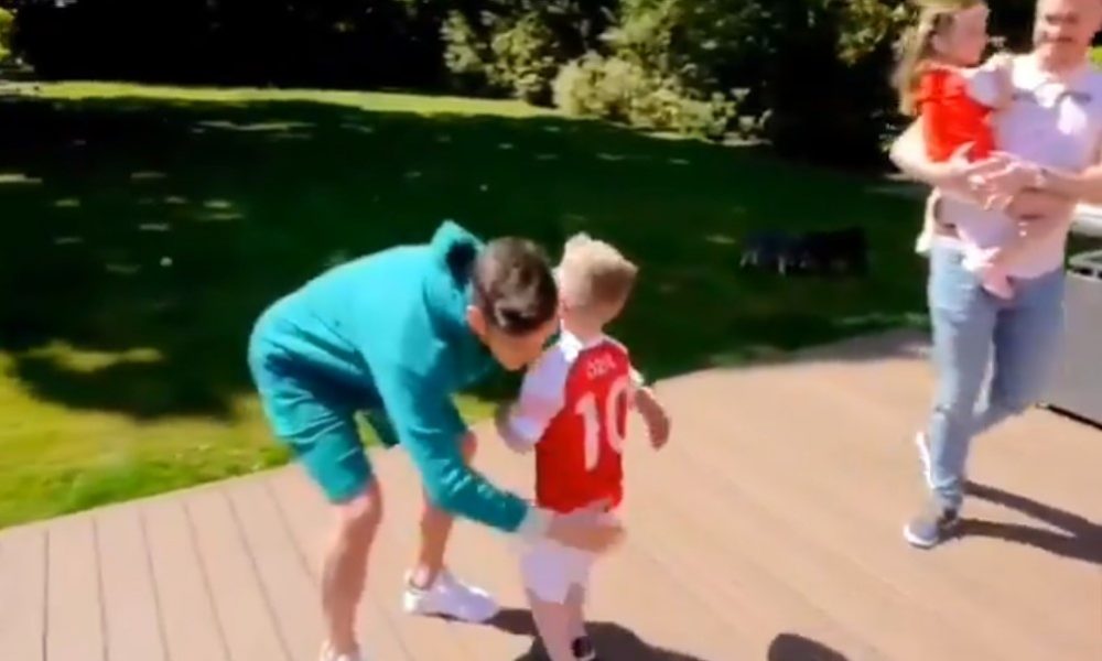 Mesut Özil yllätti vakavasti sairaan pojan kutsumalla hänet kotiinsa.