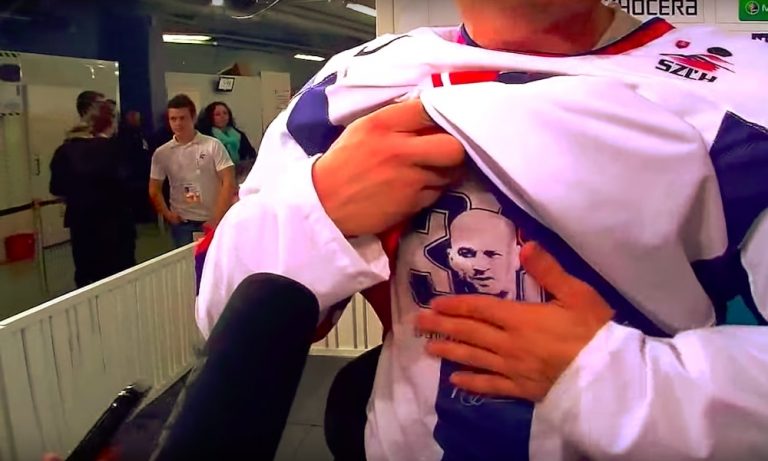 Slovakia-fanit muistivat upeasti menehtynyttä Pavol Demitraa, kun kisaisännän MM-kisat päättyivät alkulohkon päättäneeseen voitokkaaseen Tanska-otteluun.