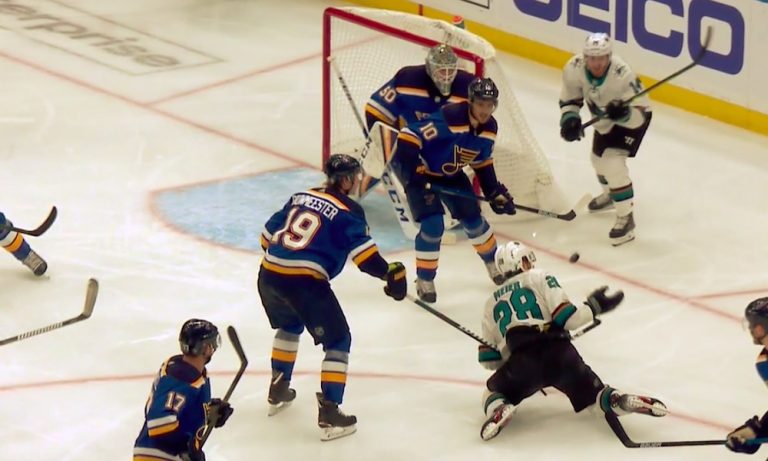 Martin St. Louis jyrähti NHL:lle St. Louis Bluesin ja San Jose Sharksin välisen pudotuspeliottelun ratkaisseen tuomarivirheen myötä.