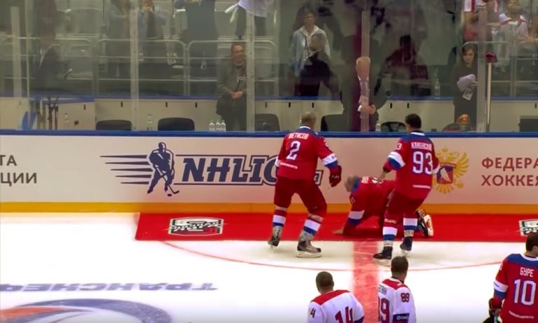 Näin kaatuu Putin ja Putin kaatuu näin! Venäjän presidentti kompuroi jäällä olleeseen punaiseen mattoon.