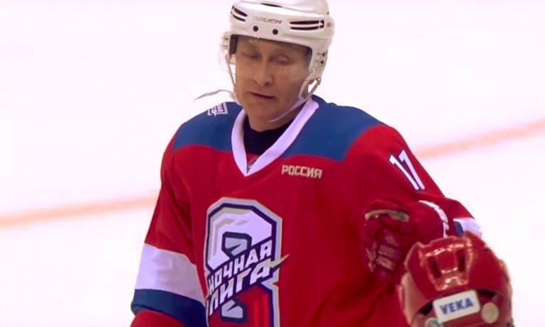 Vladimir Putin iski 8 maalia jääkiekko-ottelussa ja tarina oli jälleen sama: vastustajan pelaajat eivät edes yrittäneet estää hänen maalintekoaan.