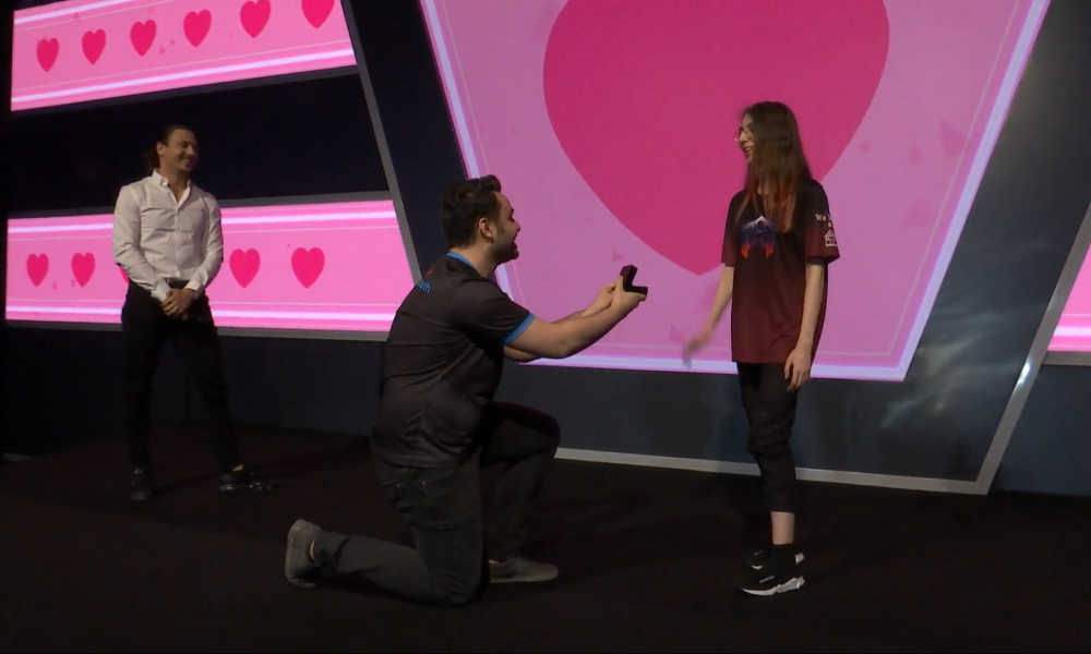 VIDEO: PUBG-ammattilainen kosi tyttöystäväänsä turnauksen lavalla