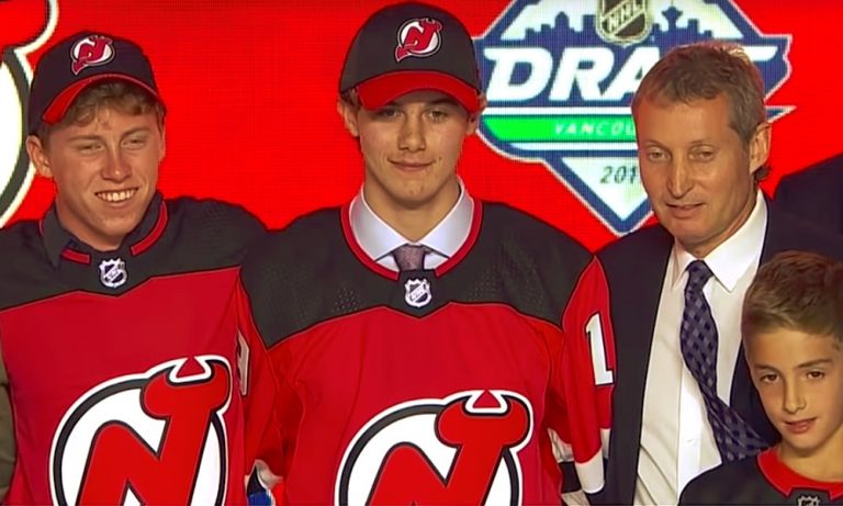 Jack Hughes on ykkösvaraus: New Jersey Devils huusi yhdysvaltalaisen NHL Draftin 2019 ensimmäisenä pelaajana.
