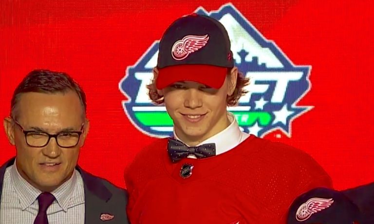 NHL Draftissa saksalaisyllätys: Detroit Red Wings varasi koko vuoden 2019 varaustilaisuuden kuudentena pelaajana saksalaispuolustaja Moritz Seiderin.