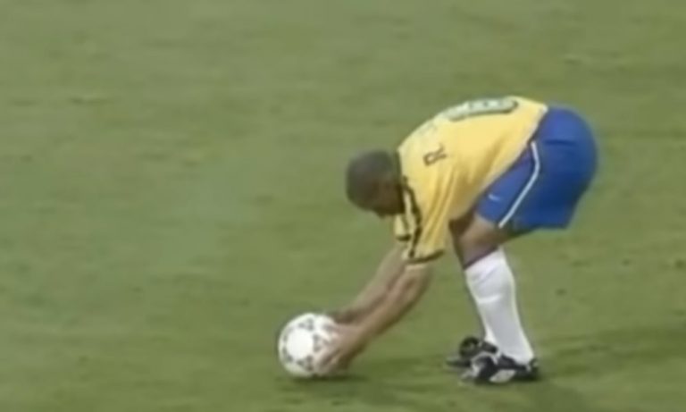 Roberto Carlos laukoi 22 vuotta sitten yhden upeimmista maaleista.