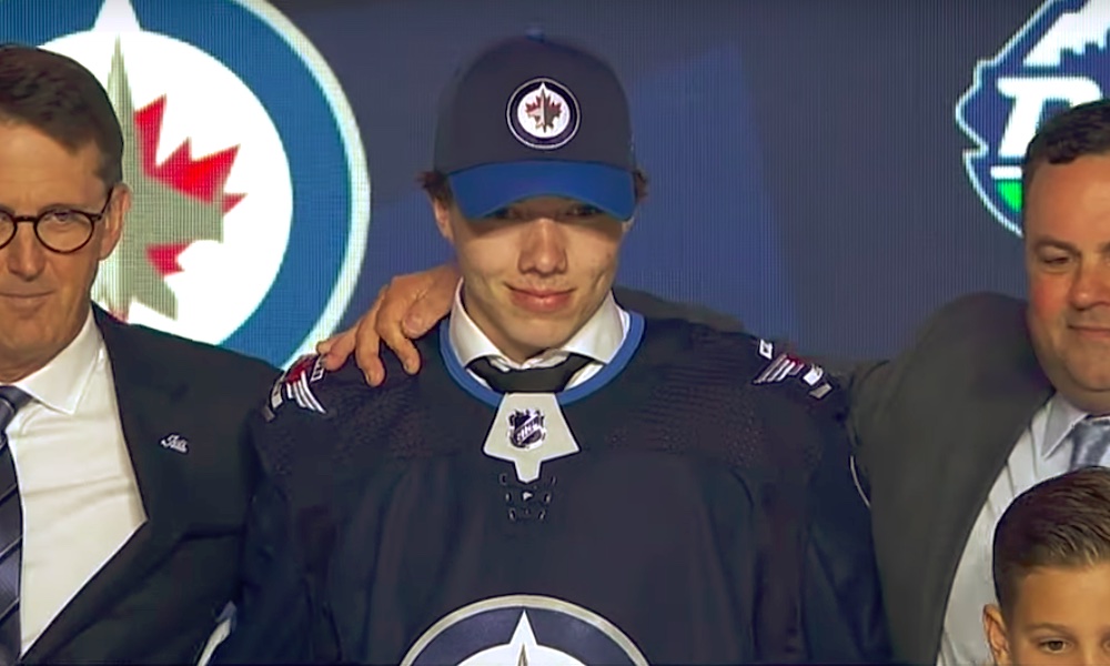 Winnipeg varasi Ville Heinolan 1. kierroksen 20. pelaajana, vuoden 2019 NHL Draftissa.