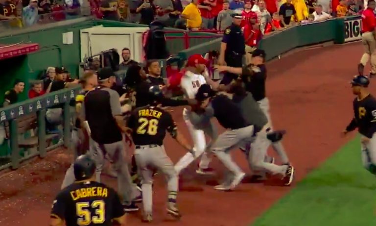 MLB-pelaaja hyökkäsi yksin koko vastustajajoukkueen kimppuun: Pittsburgh Piratesin penkiltä huudettiin jotain Cincinnati Redsin Amir Garrettille ja siitä koko homma lähti käyntiin.