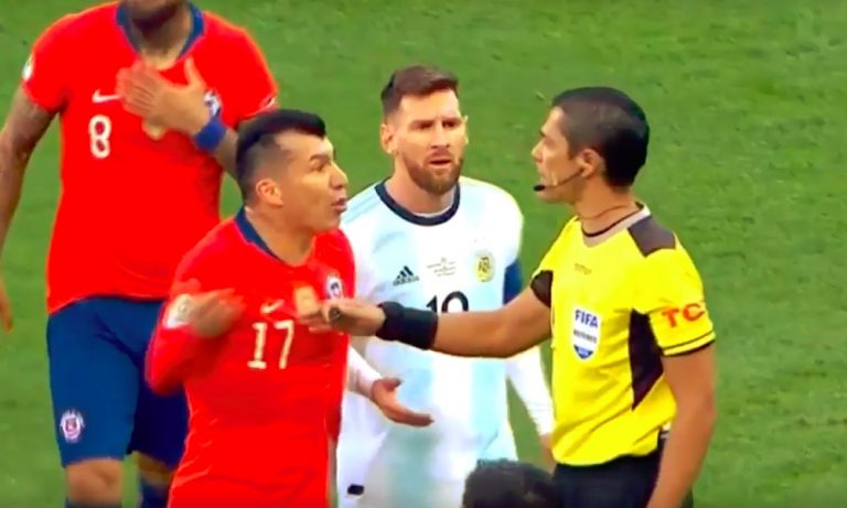 Lionel Messi lensi pihalle Chileä vastaan, kuten myös vastustajan Gary Medel. Tuomarin ratkaisu on aiheuttanut paljon parran pärinää.
