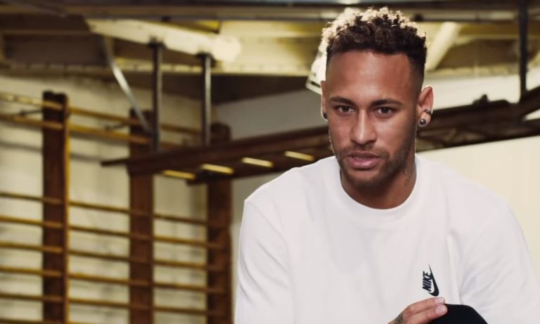 Neymarin isä ja agentti tapaamassa Juventuksen urheilujohtajan.