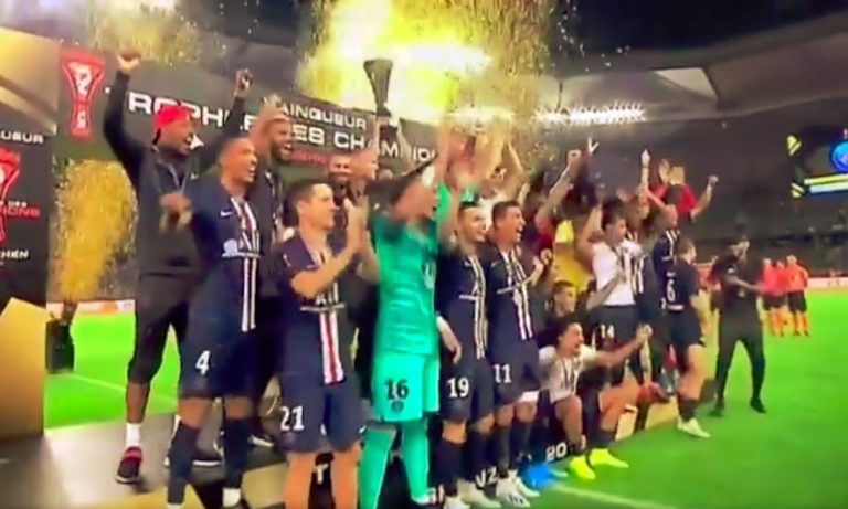 Kylian Mbappe tönäisi Neymarin pois, kun PSG juhli Ranskan Super Cupin voittoa.