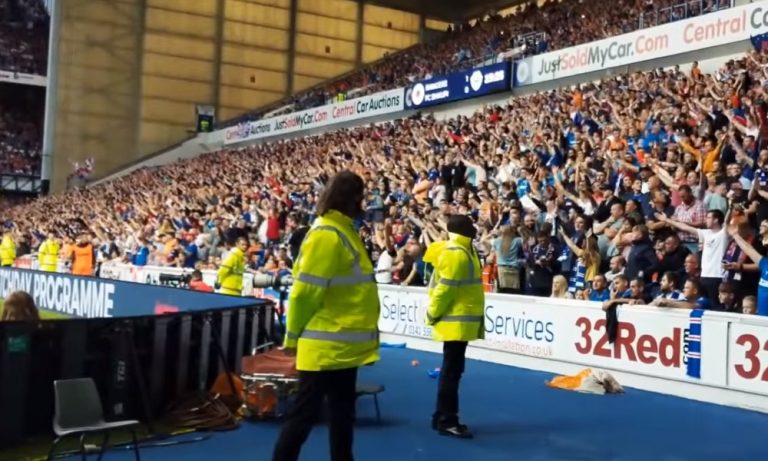 Rangers FC:n fanit tippuivat katosta läpi juhliessaan voittomaalia.