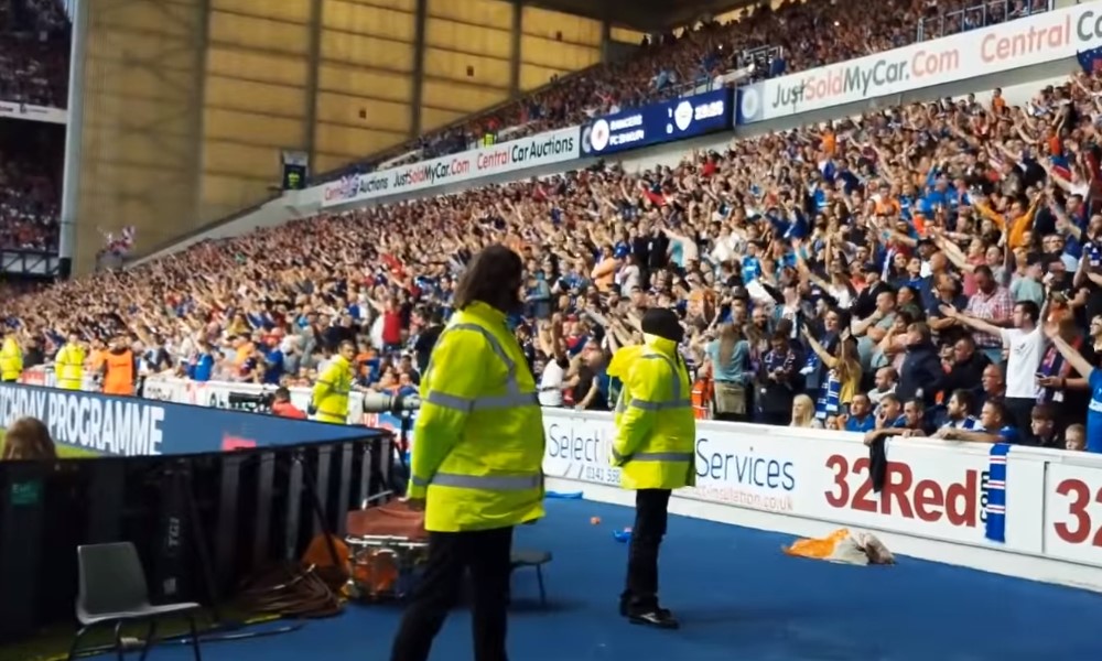 Rangers FC:n fanit tippuivat katosta läpi juhliessaan voittomaalia.