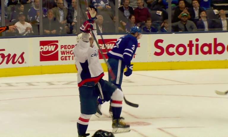 Neljän tehopisteen iltaa ottelussa Toronto Maple Leafsia vastaan viettänyt Washington Capitalsin Alexander Ovechkin ohitti Luc Robitaillen NHL:n kaikkien aikojen maalipörssissä.