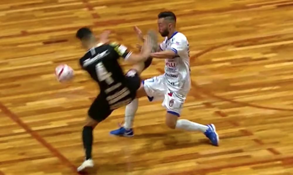 Futsal-ottelussa karmiva tilanne: Brasilialainen futsal pelaaja menetti tajuntansa, kun vastapuolen pelaaja potkaisi karatemaisella potkulla häntä päähän.