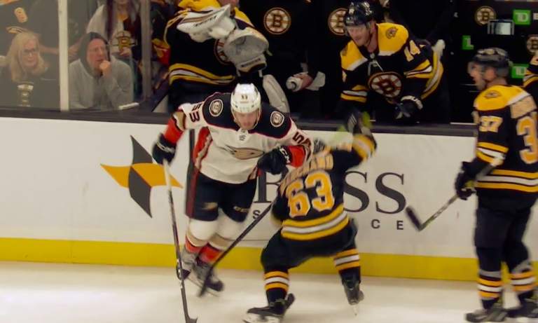 Boston Bruinsin Brad Marchandilta salamannopea väistöliike Anaheim Ducksin Max Comtois'n hyökkäysyritykseen.