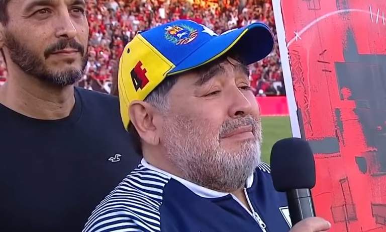 Syntymäpäiväsankari Maradona valmensi ottelunsa valtaistuimelta.