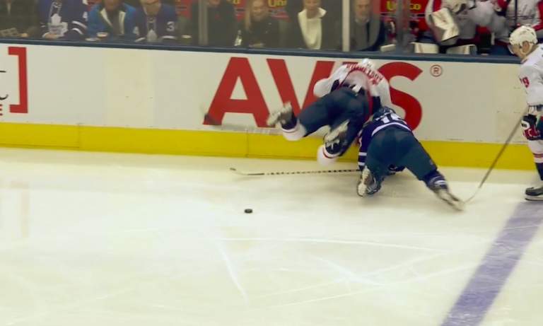 Evgeny Kuznetsov lensi pää edellä laitaan ottelussa Toronto Maple Leafsia vastaan, kun hän yritti taklata Alexander Kerfootia.