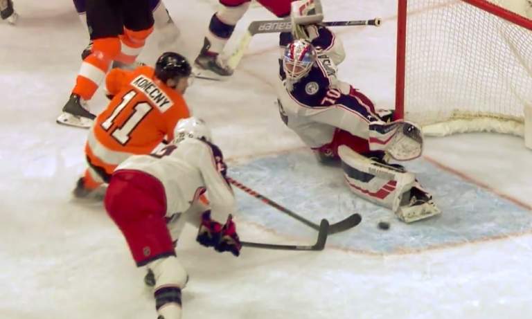 Columbus Blue Jacketsin ykkösvahti Joonas Korpisalo otti huikeita torjuntoja ottelussa Philadelphia Flyersia vastaan ja kävi myös pahasti kierroksilla.