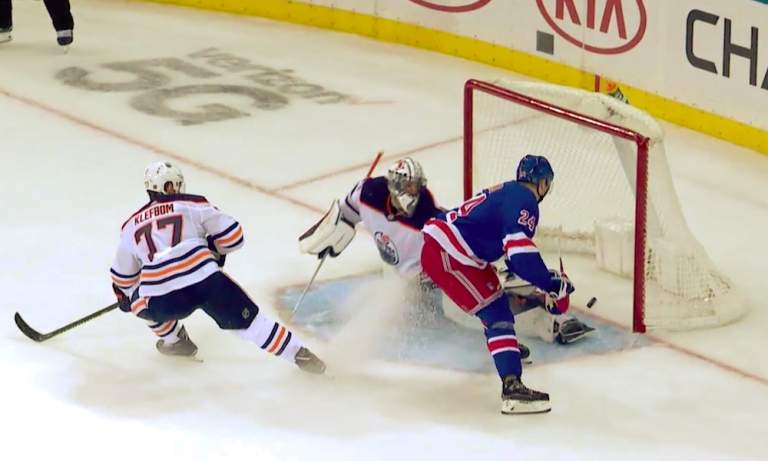 New York Rangersin Kaapo Kakon ilme oli näkemisen arvoinen, kun hän iski NHL-uransa ensimmäisen maalin Edmonton Oilersin Mike Smithin selän taakse.
