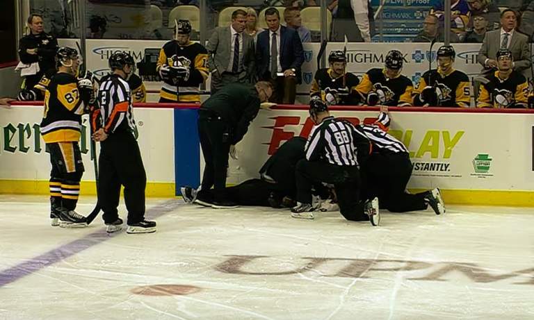NHL-linjatuomari kaatui pahannäköisesti Pittsburgh Penguinsin ja Colorado Avalanchen välisessä ottelussa, mutta mitä ilmeisimmin hän (Michel Cormier) selvisi tilanteesta säikähdyksellä.