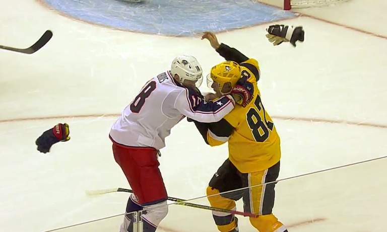 Pittsburgh Penguinsin supertähti Sidney Crosby tappeli Dubois'n kanssa ja alusti mielettömällä tavalla Patric Hörnqvistin maalin.