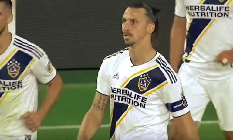 Zlatan suuttui vastustajan fanille ja esitteli tälle etumustaan, Los Angeles Galaxyn pudottua Los Angeles FC:lle pudotuspeleissä.