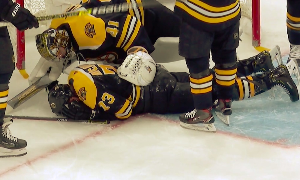 Boston Bruinsin Charlie McAvoy lensi pää edellä tolppaan ottelussa Pittsburgh Penguinsia vastaan ja joutui jättää ottelun kesken.