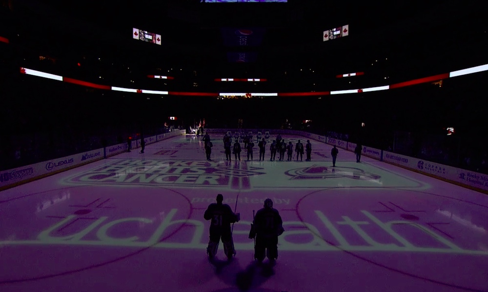 Upea hetki! Colorado toi jäälle syövän päihittäneet jääkiekon harrastajat Toronto Maple Leafsia vastaan pelatun ottelun alla.