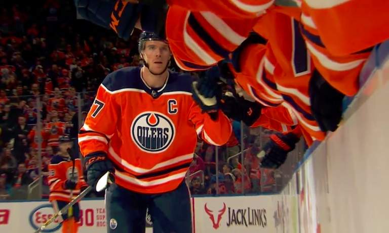 Connor McDavid nousi hattutempullaan Jari Kurrin rinnalle: kyseessä oli Edmonton Oilersin supertähden toinen hattutemppu viimeiseen kolmeen otteluun.