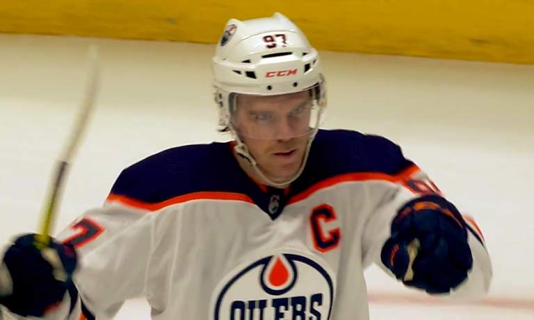 Edmonton Oilersin Connor McDavid nousi seitsemän legendan rinnalle NHL:ssä, kun hän teki hattutempun Anaheim Ducksia vastaan ja rikkoi 400. tehopisteen rajan vain 22 vuoden iässä.