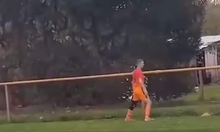 VIDEO: MITÄ!? Kroatialainen jalkapalloilija lensi ulos tappettuaan kanan.