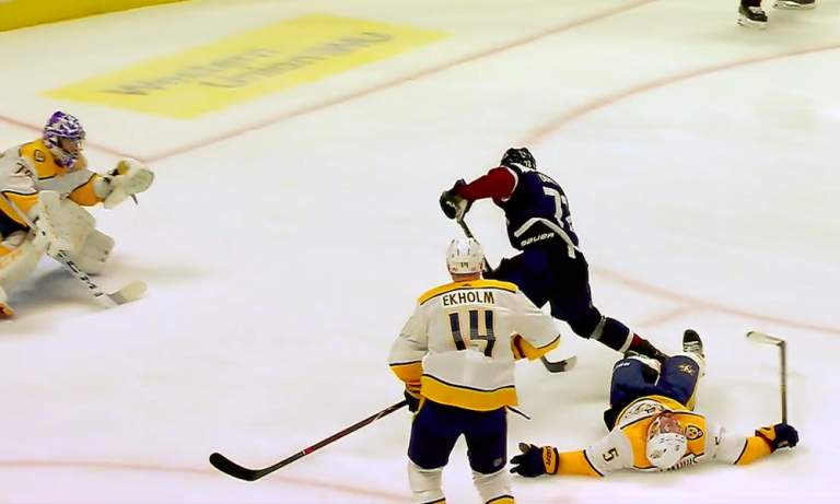 Colorado Avalanchen Joonas Donskoille hattutemppu - NHL-uran ensimmäinen - Nashville Predatorsin verkkoon.