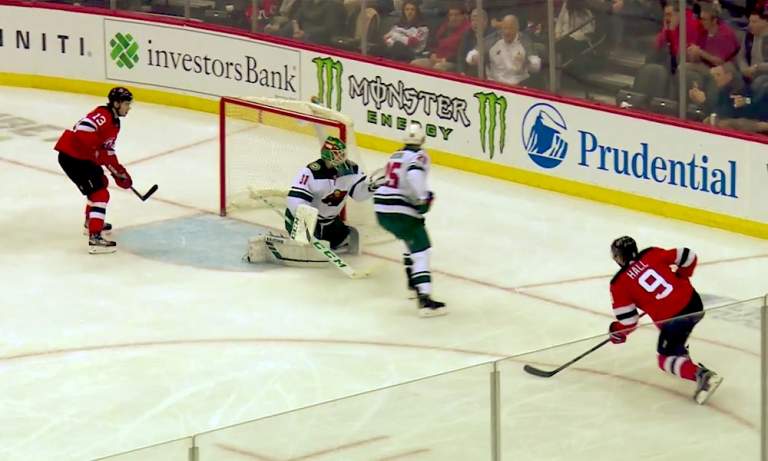 Minnesota Wildin suomalaisvahti Kaapo Kähkönen voitti NHL-debyyttinsä: hän torjui 32 kertaa vierasottelussa New Jersey Devilsiä vastaan ja pelasi erittäin hyvän ja tasapainoisen ottelun.