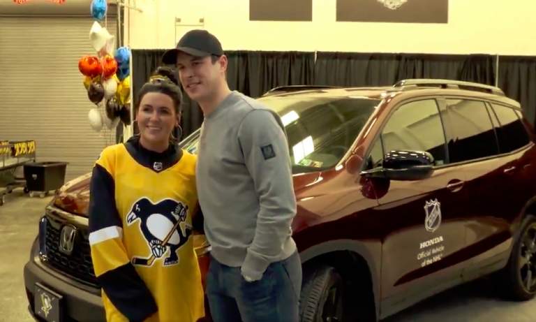 Todellinen roolimalli ja hyväntekijä: Pittsburgh Penguinsin kapteeni Sidney Crosby lahjoitti auton veteraanille.