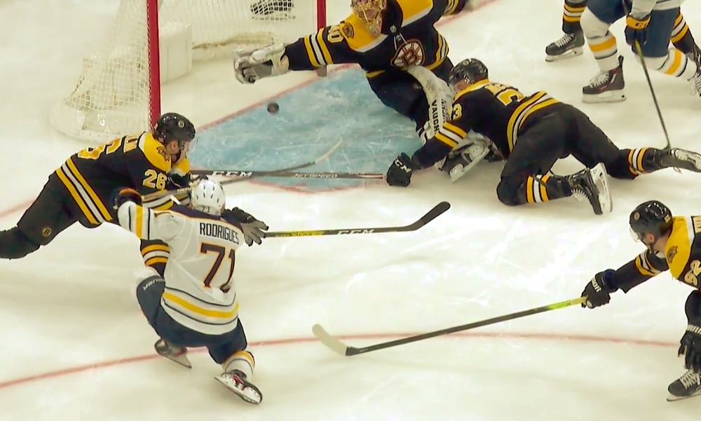 Ottelun ykköstähdeksi valitulta Boston Bruinsin Tuukka Raskilta sairas kilpitorjunta Buffalo Sabresia vastaan.