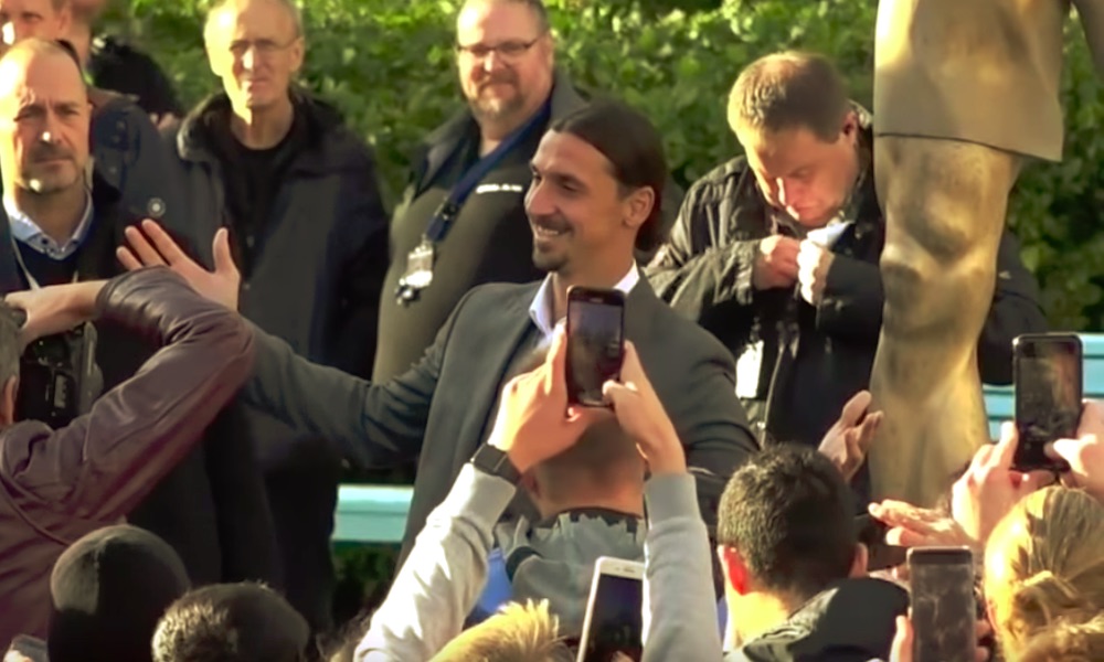 Zlatanin patsas sytytettiin tuleen Malmö-fanien toimesta, kun hän oli ostanut puolet Hammarby IF:n osakkeista.