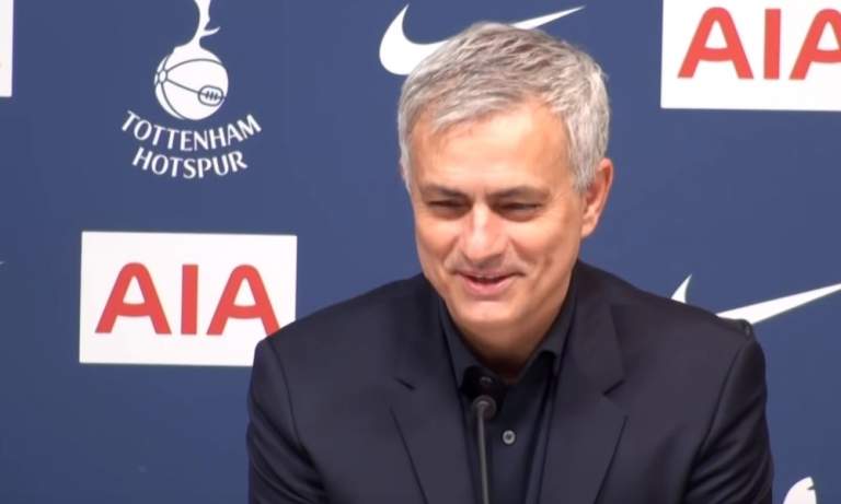 José Mourinho tuomassa silmäteränsä Marouane Fellainin takaisin.