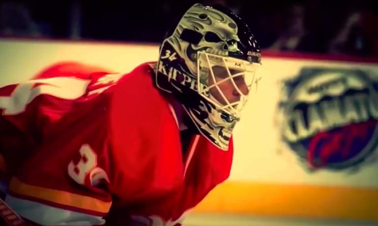 Miikka Kiprusoff palasi Calgaryyn ja hänelle osoitettiin Flames-fanien toimesta suosiota seisaaltaan.