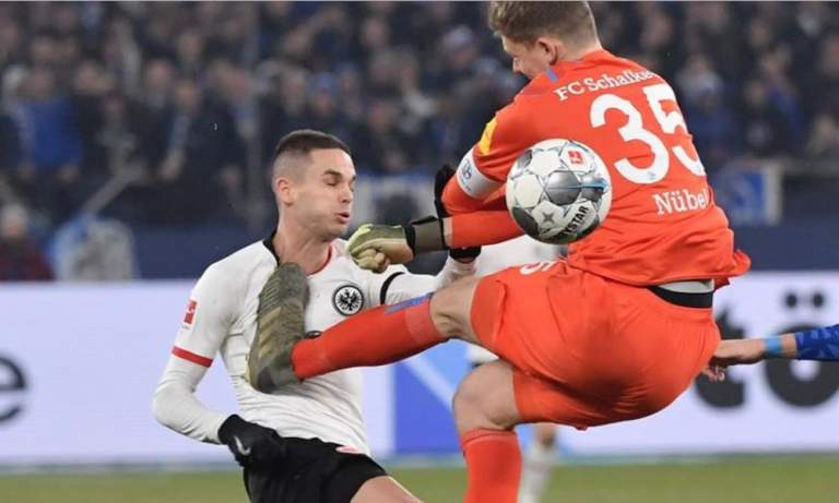 Schalke-vahti potkaisi vastustajaa rintaan Bundesliiga-ottelussa ja sai rangaistukseksi neljän ottelun pelikiellon ja mojovan sakon.