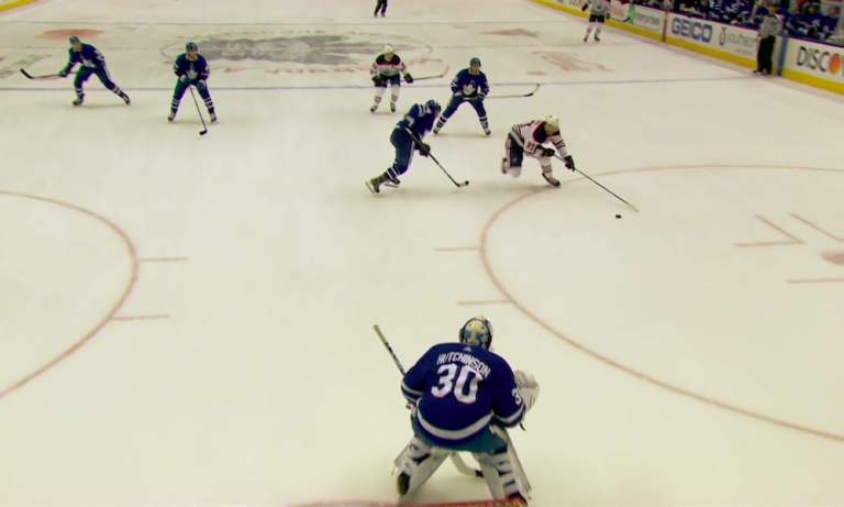 Connor McDavidilta nähtiin huikea maali Toronto Maple Leafsia vastaan: kyseessä oli hänen ensimmäinen NHL-maalinsa kotikaupungissaan.