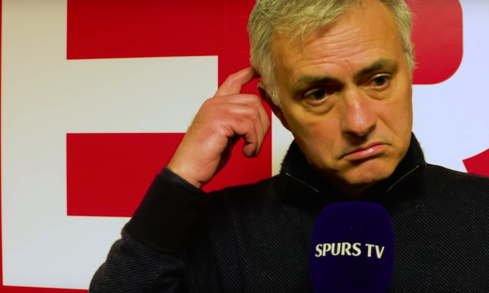 Tottenhamin Jose Mourinho sai keltaisen urkittuaan Southampton-valmentajan muistiinpanoja ja antoi huikean haastattelun aiheesta.
